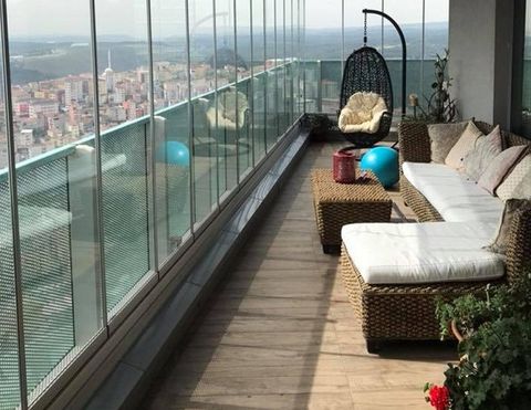 Cam balkonla kapatilmis oturma alani, salincakli balkon