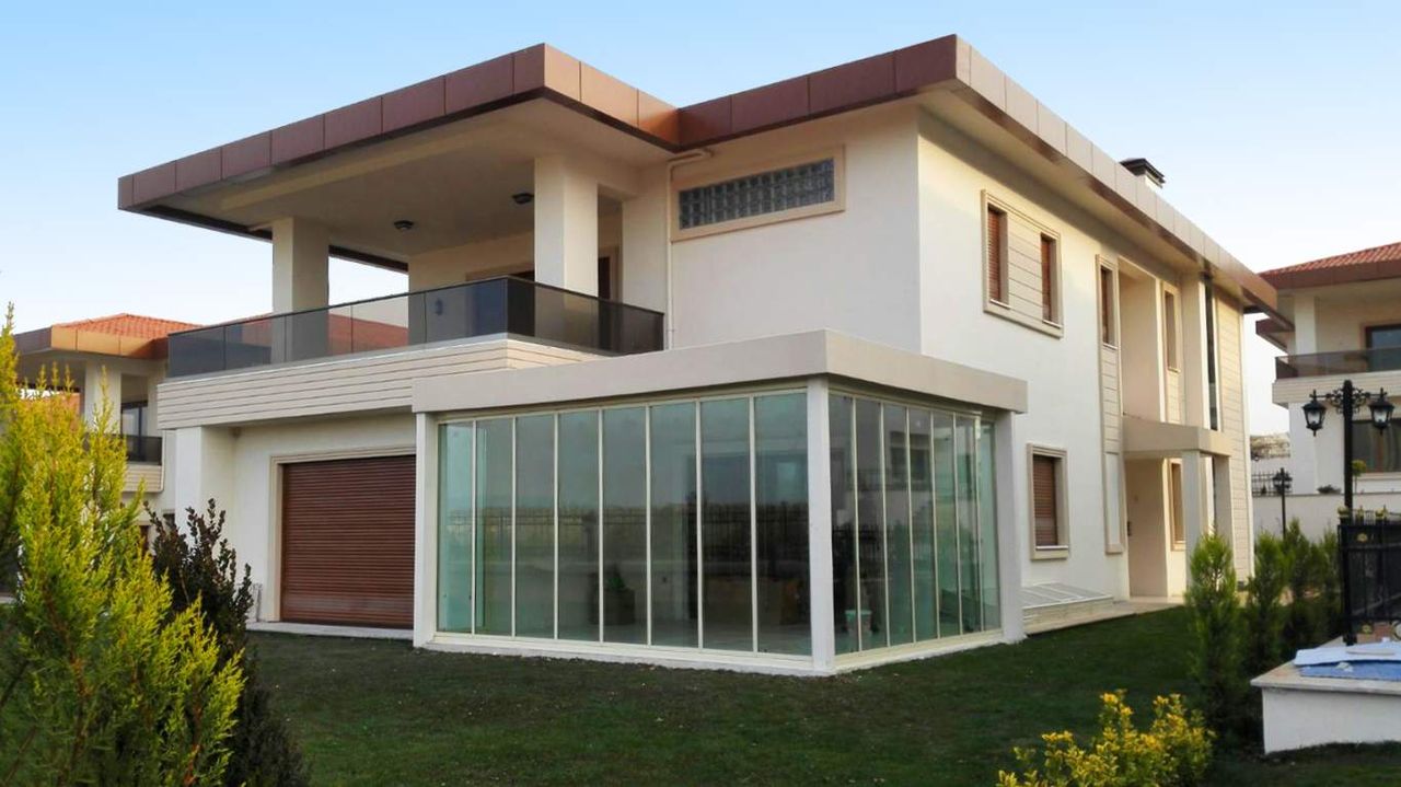Villa terasinin cam sistemle kapatilmasi